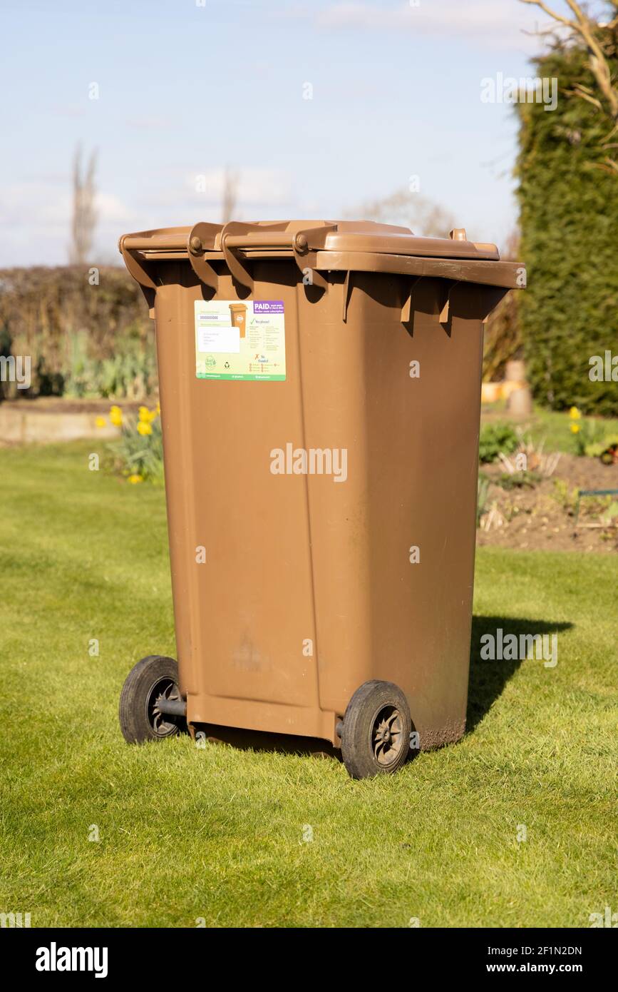 Cestino di riciclaggio con adesivo di abbonamento ai rifiuti da giardino a pagamento, rilasciato ai residenti che pagano per avere i loro rifiuti da giardino raccolti. Hertfordshire. Foto Stock