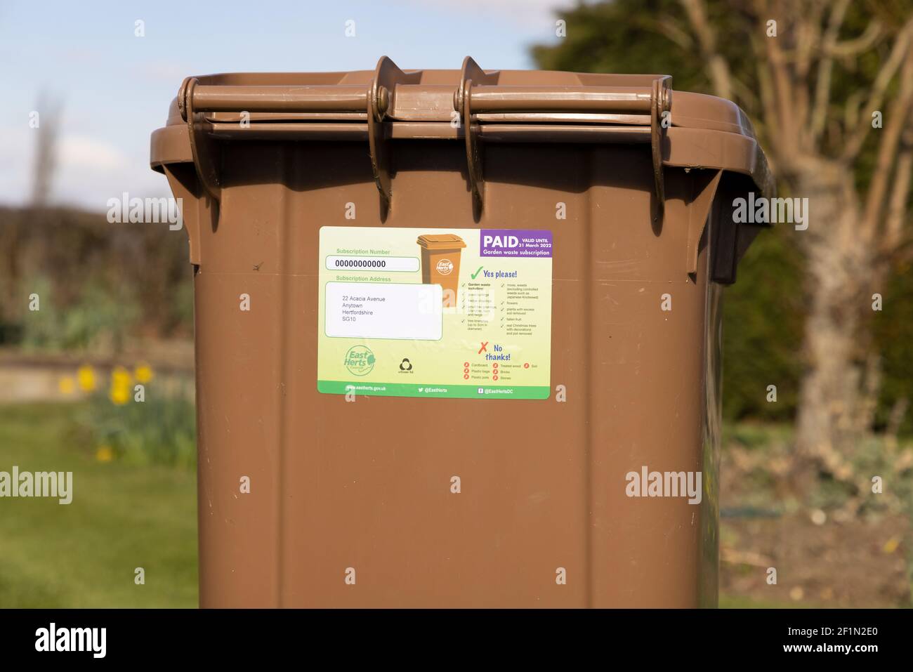 Cestino di riciclaggio con adesivo di abbonamento ai rifiuti da giardino a pagamento, rilasciato ai residenti che pagano per avere i loro rifiuti da giardino raccolti. Hertfordshire. Foto Stock
