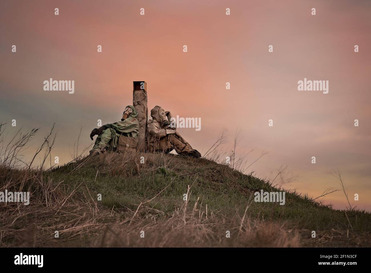 due uomini in tute di protezione dalle radiazioni e maschere a gas. Foto Stock