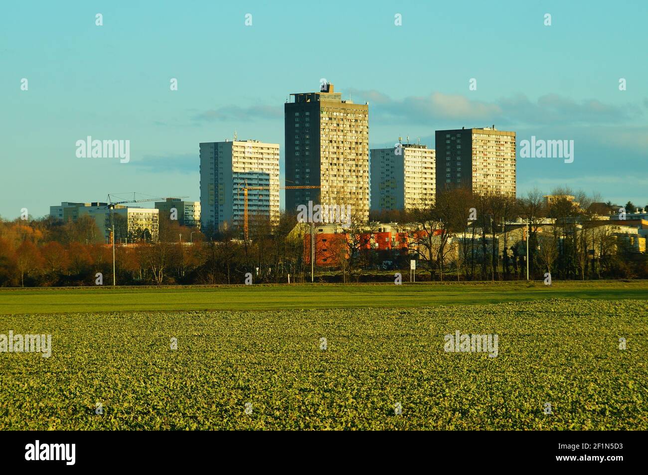 Vista dello skyline del quartiere di Francoforte "Frankfurter Berg" dal fiume Bonames / Nidda. L'area tra fa parte della cintura verde (Gruenguertel) Foto Stock