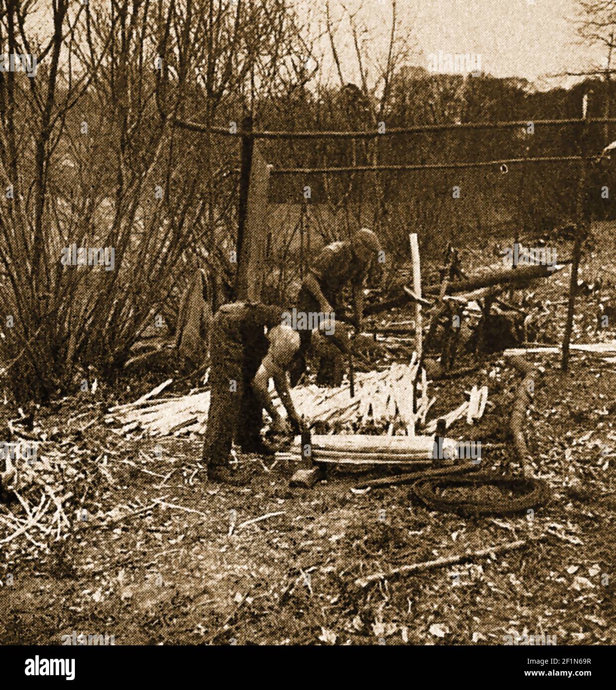 LOST RURAL DADES - Lacciatori che preparano pales di recinzione in un coprice di castagno nel Sussex occidentale Inghilterra. Foto Stock