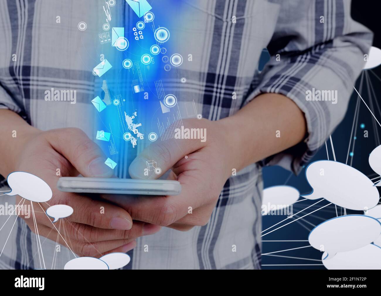 Rete di icone di bolle vocali e icone digitali sul MID sezione della persona che utilizza lo smartphone Foto Stock