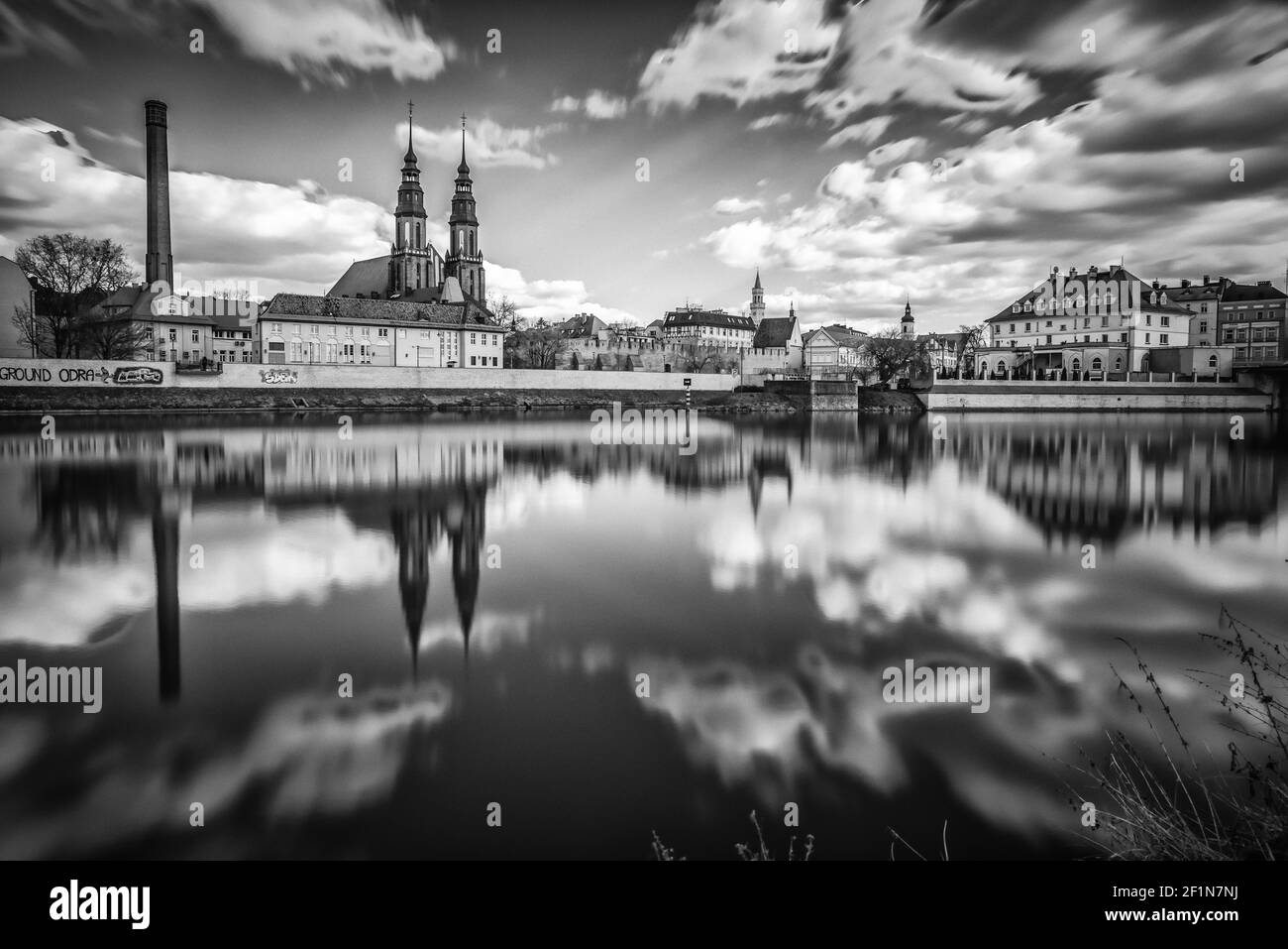 OPOLE, POLONIA - Mar 06, 2021: Panorama della città vecchia di Opole sul fiume Odra in una giornata di primavera soleggiata e limpida Foto Stock