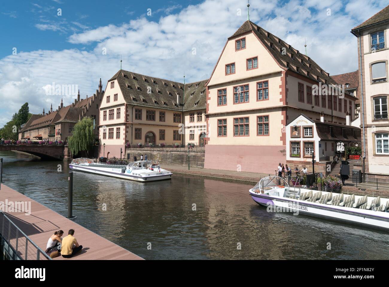 Canali di Strasburgo con barche pronte per crociere turistiche attraverso il città vecchia Foto Stock