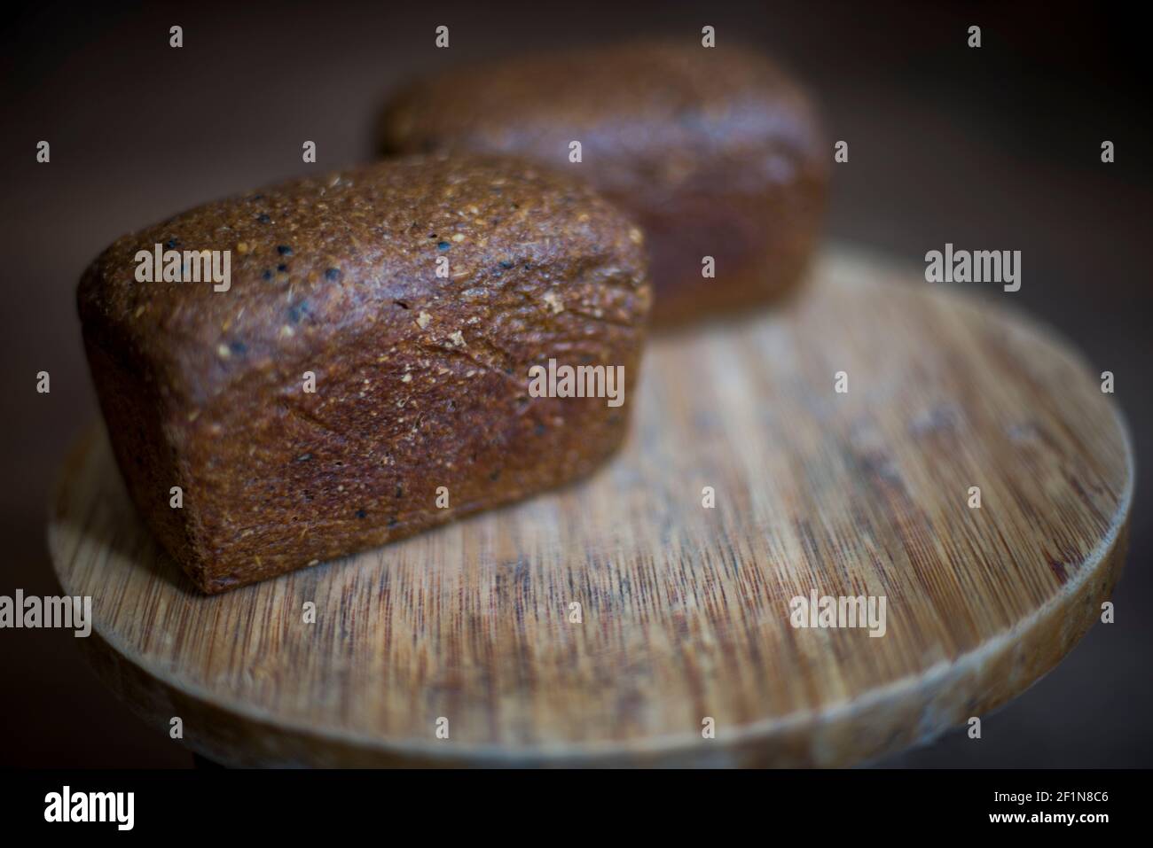 Loafs di pane marrone (segale) alla scrivania rotonda Foto Stock