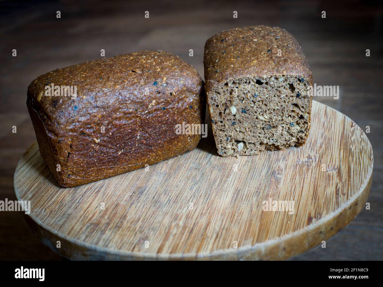 Loafs di pane marrone (segale) alla scrivania rotonda Foto Stock