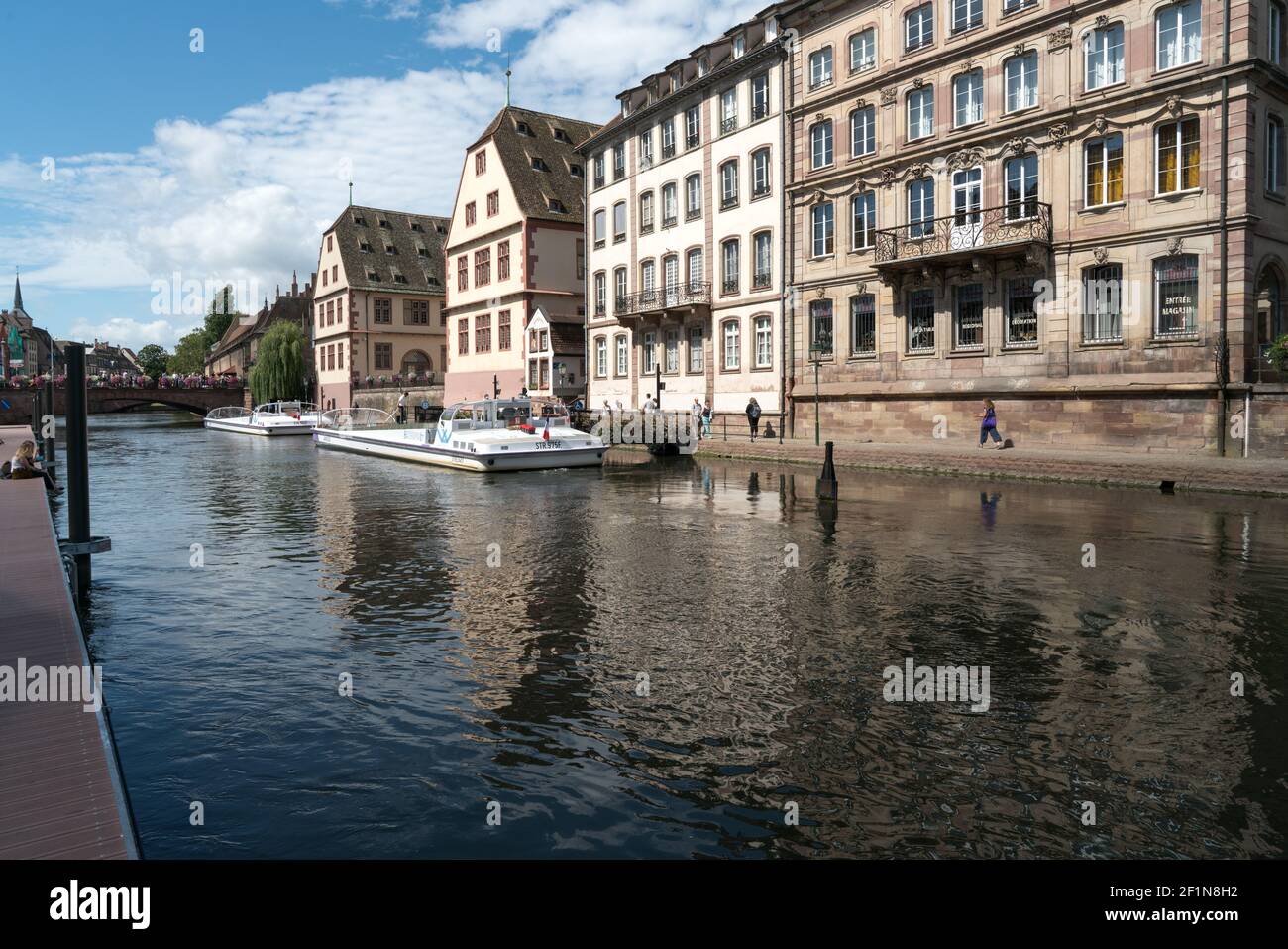 Canali di Strasburgo con barche pronte per crociere turistiche attraverso il città vecchia Foto Stock