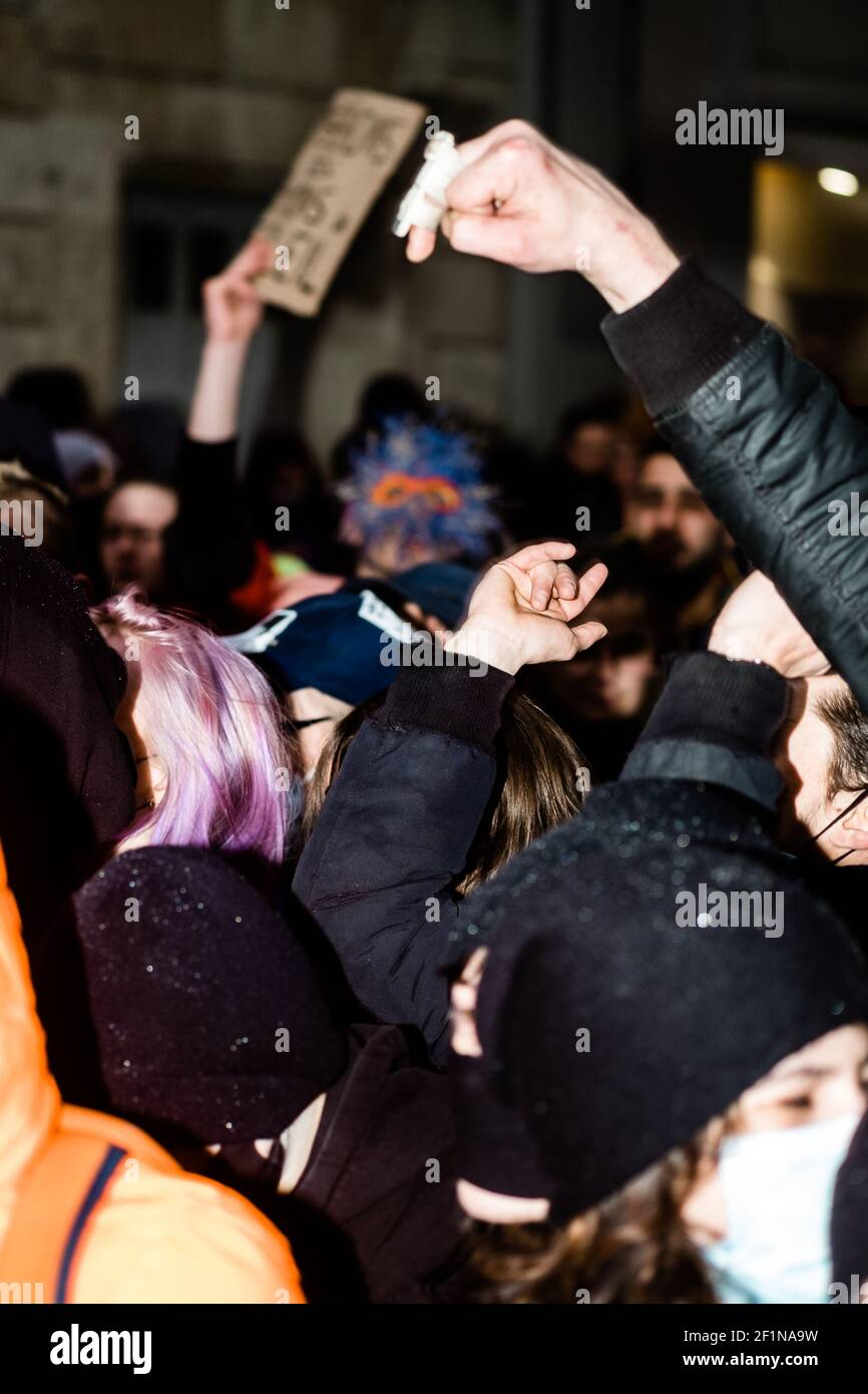 Dimostrazione in difesa di rave e partiti liberi. Centinaia di giovani che ballano al suono della musica techno. Foto Stock