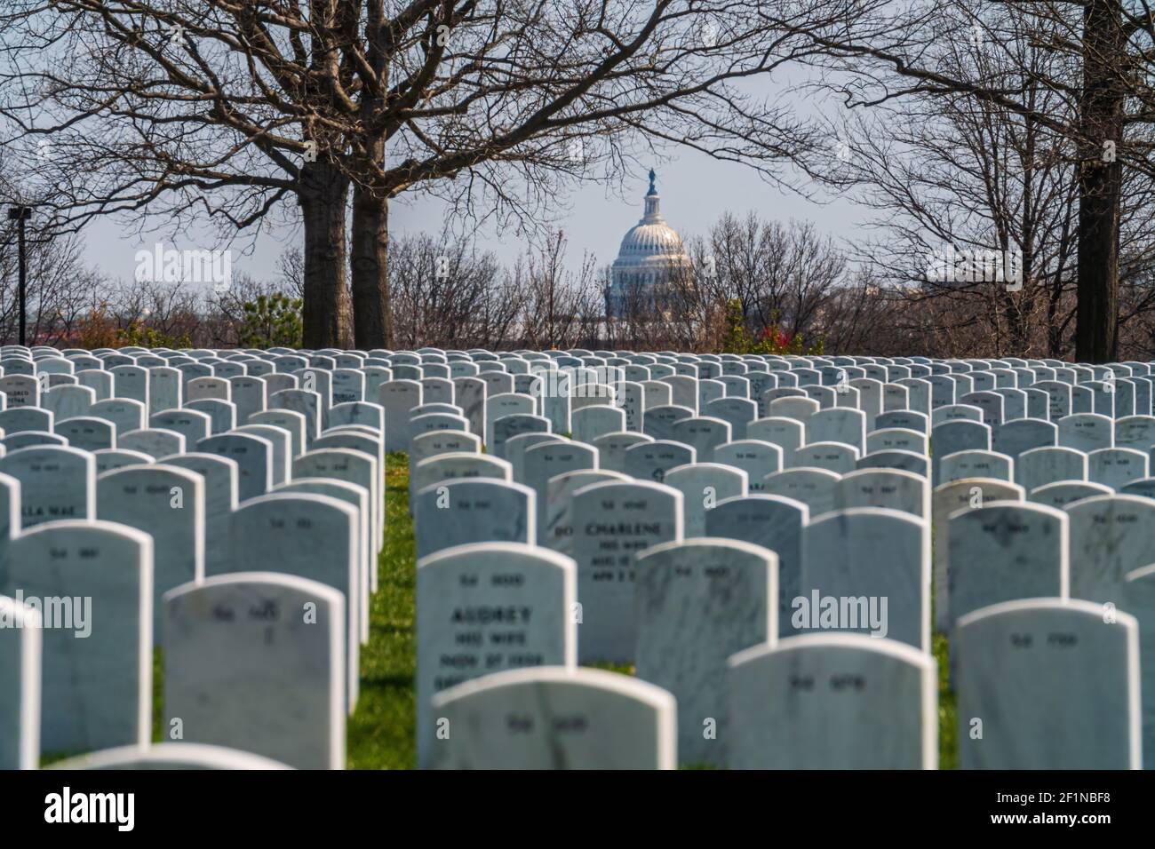 Arlington, Virginia, USA, 2018 aprile: Vista dal cimitero nazionale di Arlington che guarda ad est verso il Senato attraverso il fiume Potomac Foto Stock