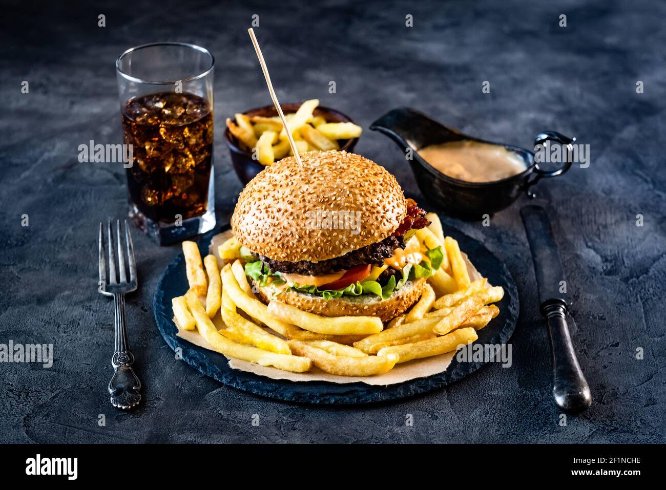 Cena fast food servita con forchetta e coltello Foto Stock