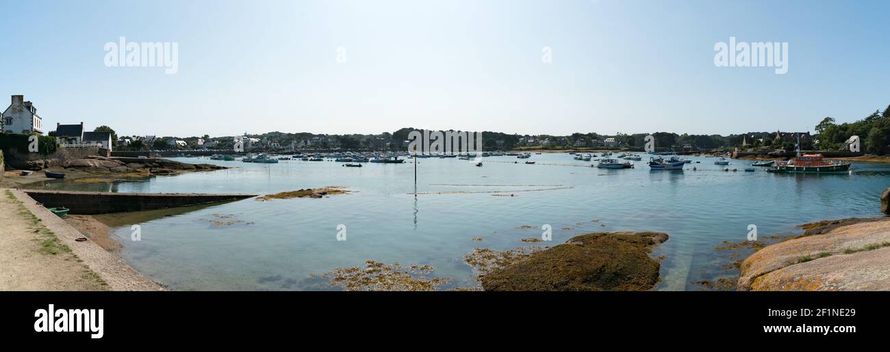 Vista panoramica del porto e porto di Ploumanach in Bretagna nel nord della Francia Foto Stock