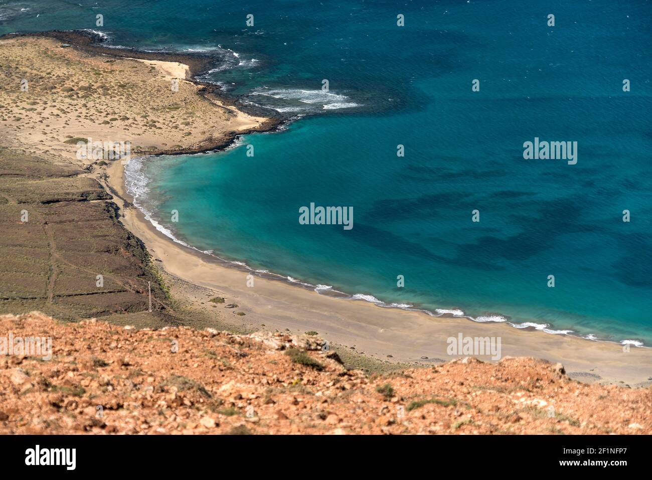 Blick vom Mirador del Rio auf den Strand Playa del Risco, Insel Lanzarote, Kanarische Inseln, Spanien | Vista da Mirador del Rio a Playa del Risco b Foto Stock