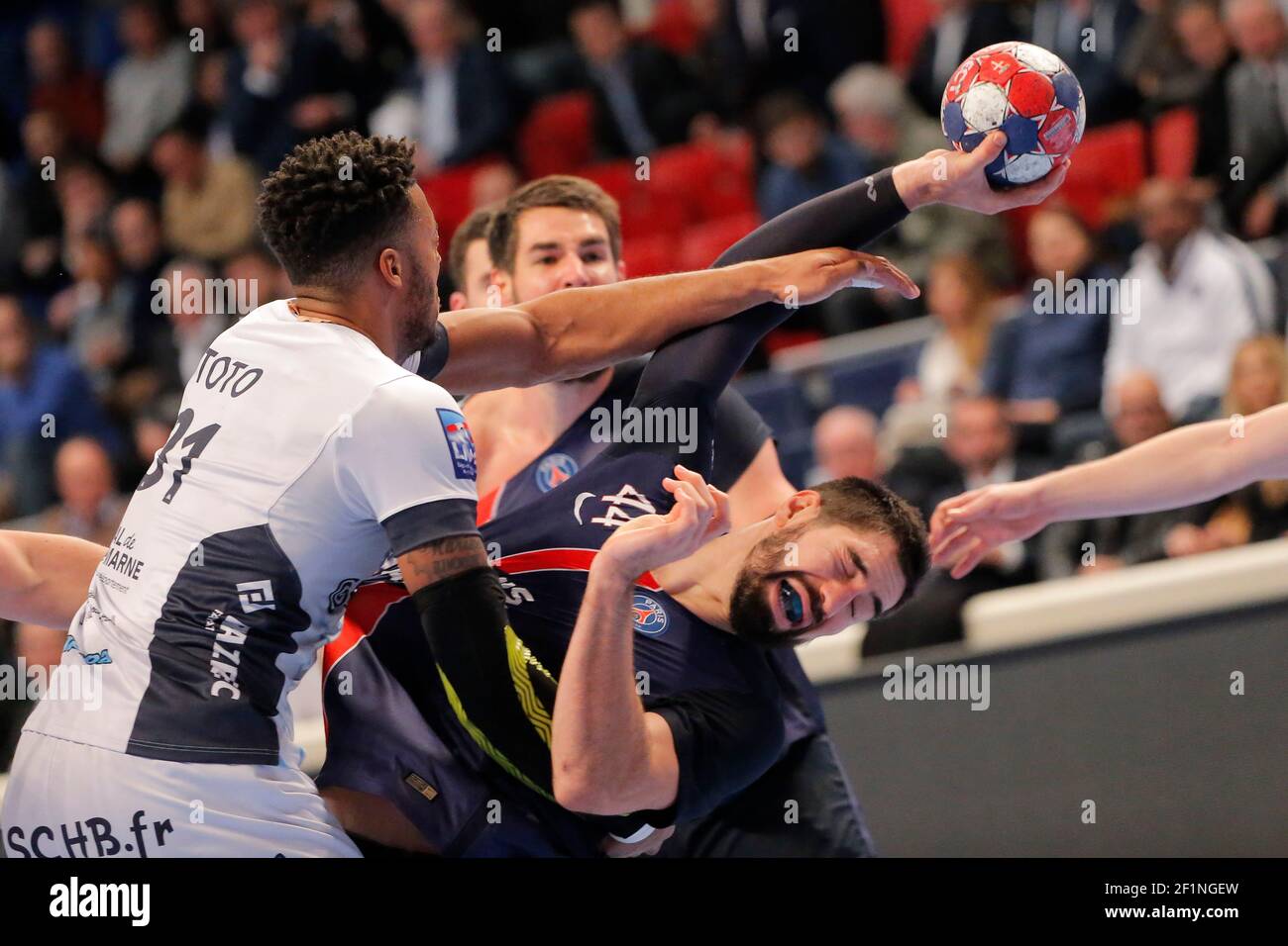 Nikola Karabatic (PSG Hanball), TOTO Jeremy (USC Handball) durante il Campionato Francese D1 Handball match tra Paris Saint Germain (PSG) e Union Sportive Creteil, il 25 novembre 2015 a Halle Carpentier a Parigi, Francia. Foto Stephane Allaman / DPPI Foto Stock