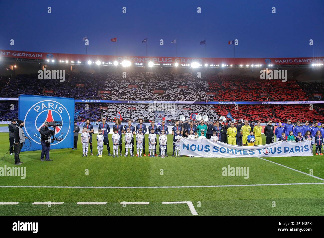 La squadra PSG tributi alle vittime durante la partita di calcio del Campionato Francese Ligue 1 tra Paris Saint Germain ed ES Troyes AC il 28 novembre 2015 allo stadio Parc des Princes di Parigi, Francia. Foto Stephane Allaman / DPPI Foto Stock