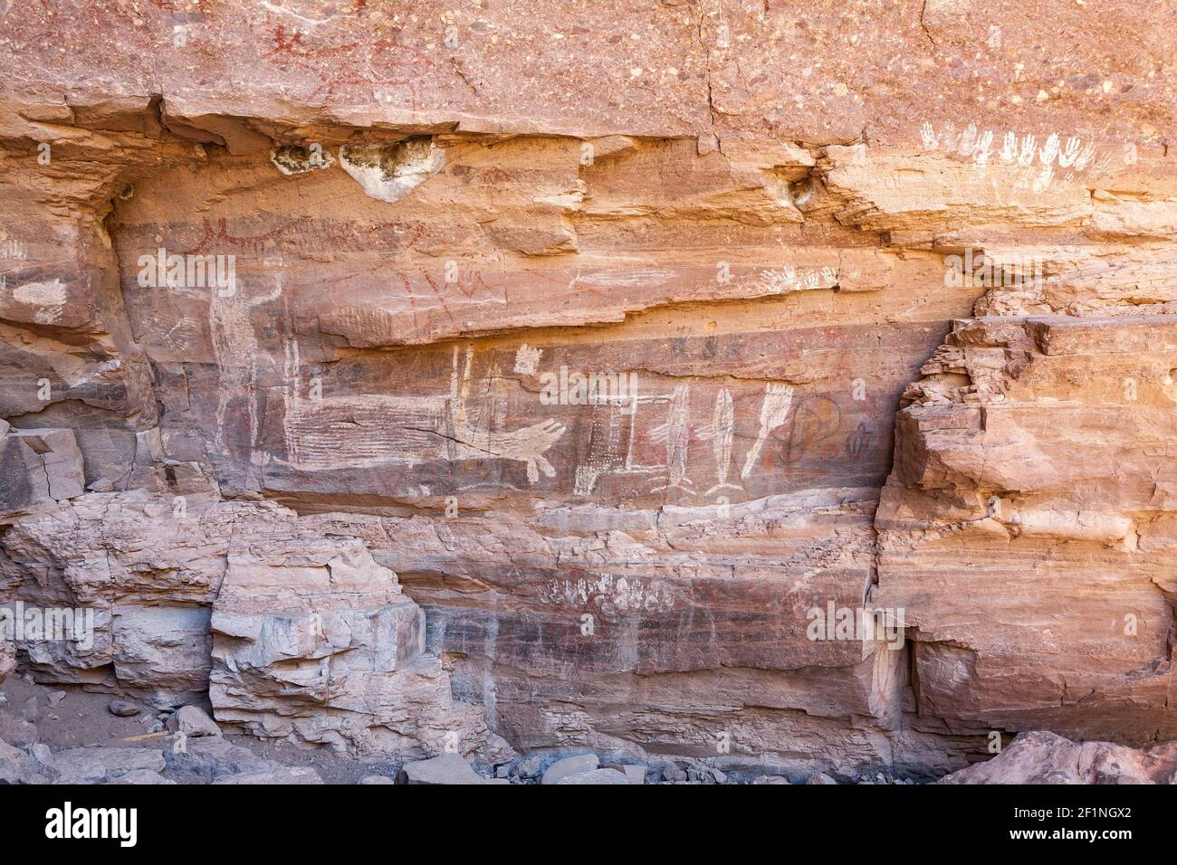 Dipinti rupestri preistorici di un caro morto, pesce e sciamano in Canon la Trinidad vicino Mulege, Baja California sur, Messico Foto Stock