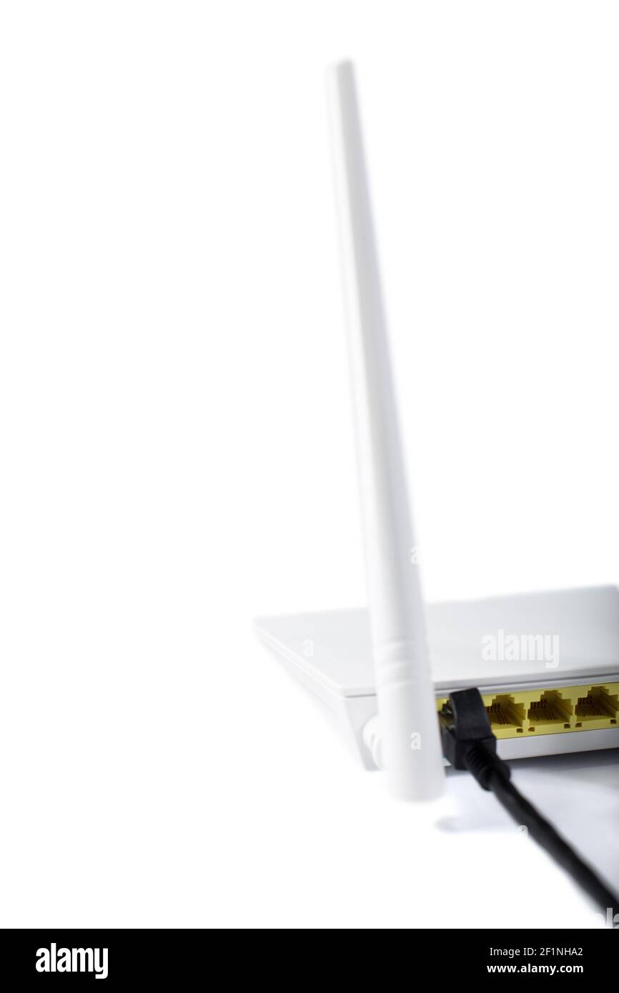 Router Wi Fi connesso alla rete con un cavo isolato su un bianco con spazio per la copia. Foto Stock