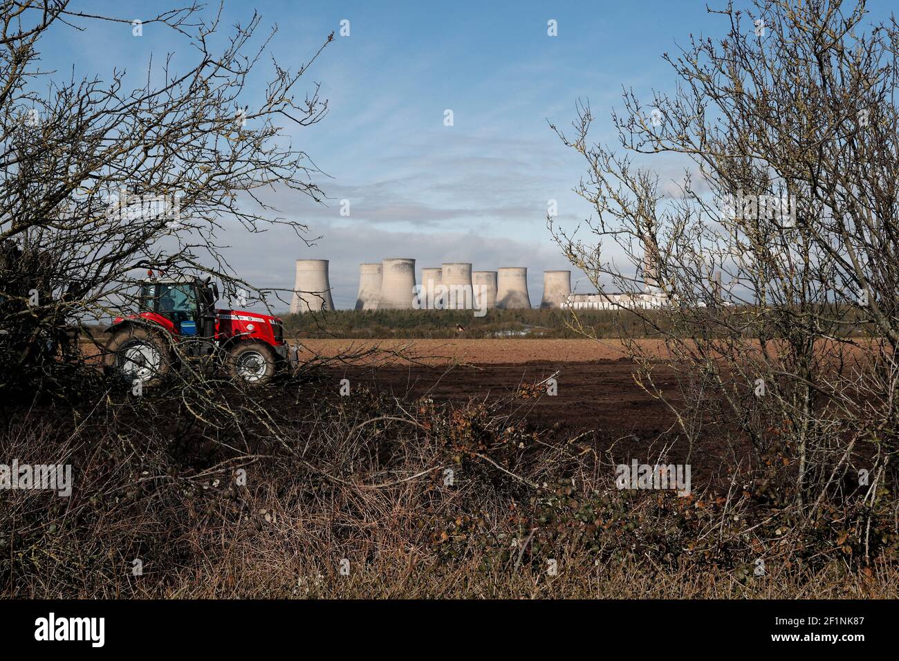 Ratcliffe-on-Soar, Nottinghamshire, Regno Unito. 9 marzo 2021. Un agricoltore lavora vicino alla centrale elettrica Ratcliffe-on-Soar, mentre il Consiglio borough di Rushcliffe discuterà di un'espressione di interesse per la centrale elettrica alimentata a carbone di UniperÕs per ospitare un reattore di fusione nucleare quando sarà smantellato nel 2025. Credit Darren Staples/Alamy Live News. Foto Stock