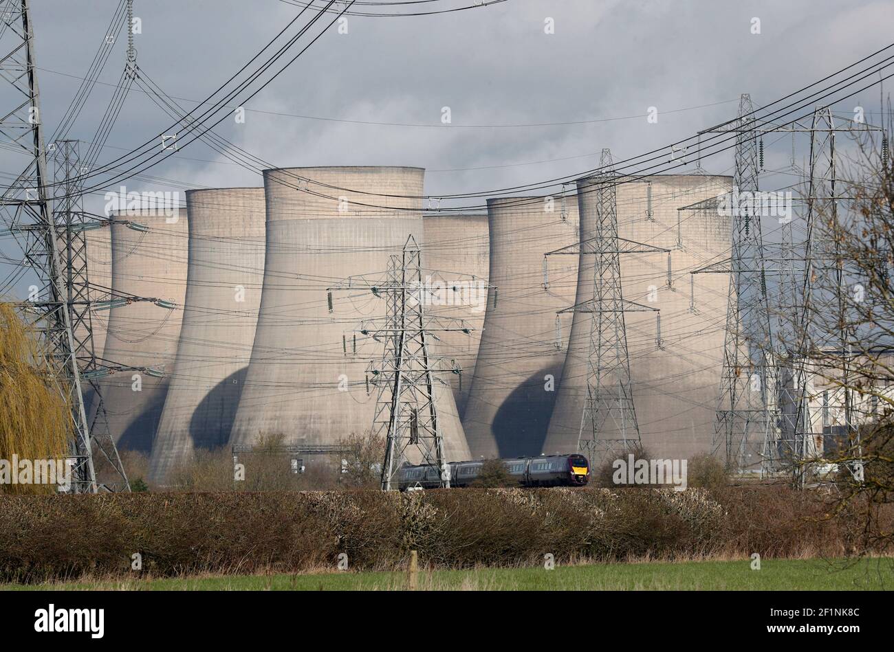 Ratcliffe-on-Soar, Nottinghamshire, Regno Unito. 9 marzo 2021. Un treno viaggia verso la centrale elettrica di Ratcliffe-on-Soar mentre il Consiglio borough di Rushcliffe discuterà di un'espressione di interesse per la centrale elettrica alimentata a carbone di UniperÕs per ospitare un reattore di fusione nucleare quando sarà smantellato nel 2025. Credit Darren Staples/Alamy Live News. Foto Stock