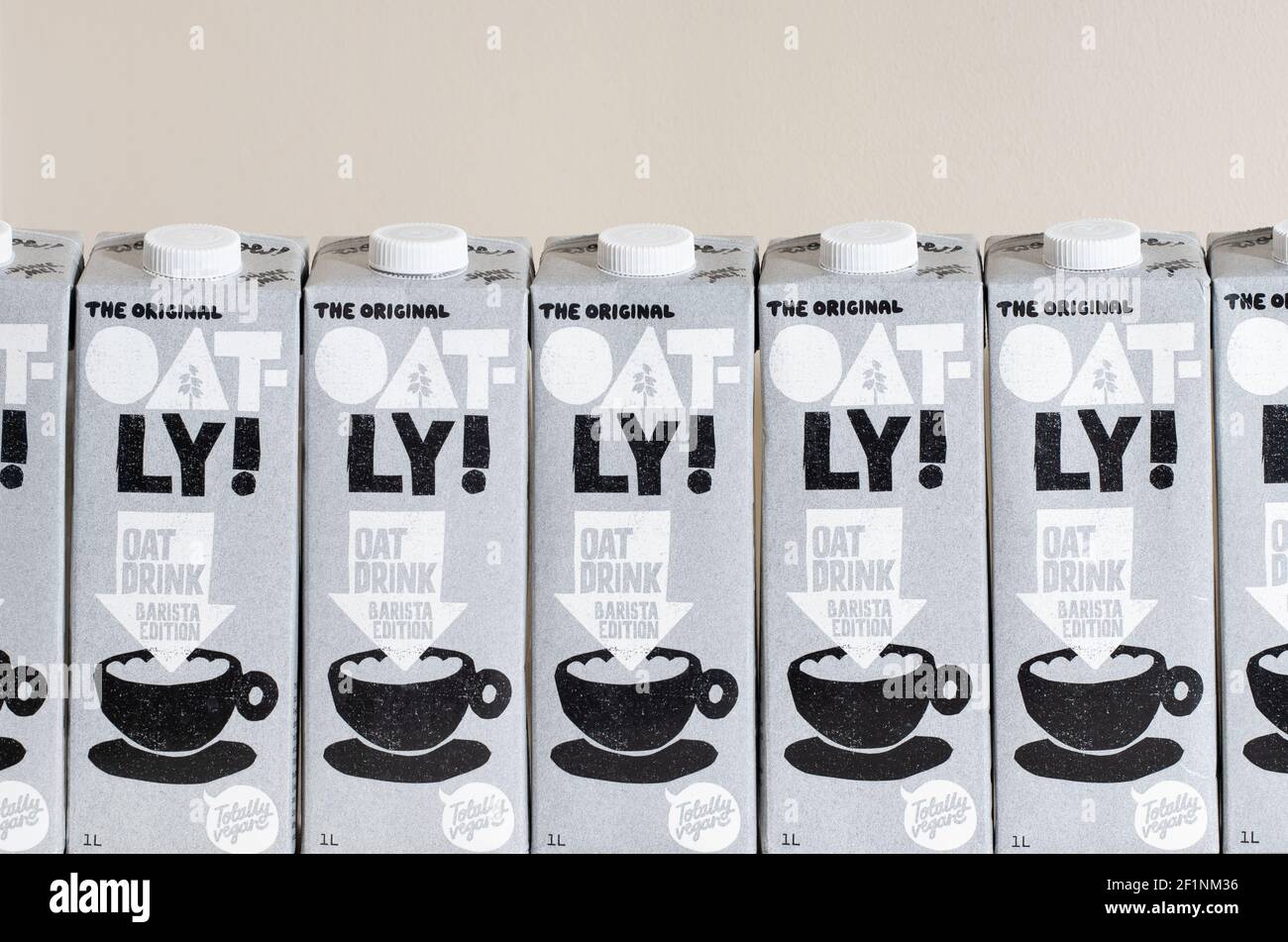 Londra / UK - 8 marzo 2021 - cartoni per latte Oatly di fila. Oatly è un'alternativa di latte vegan senza latte. Foto Stock