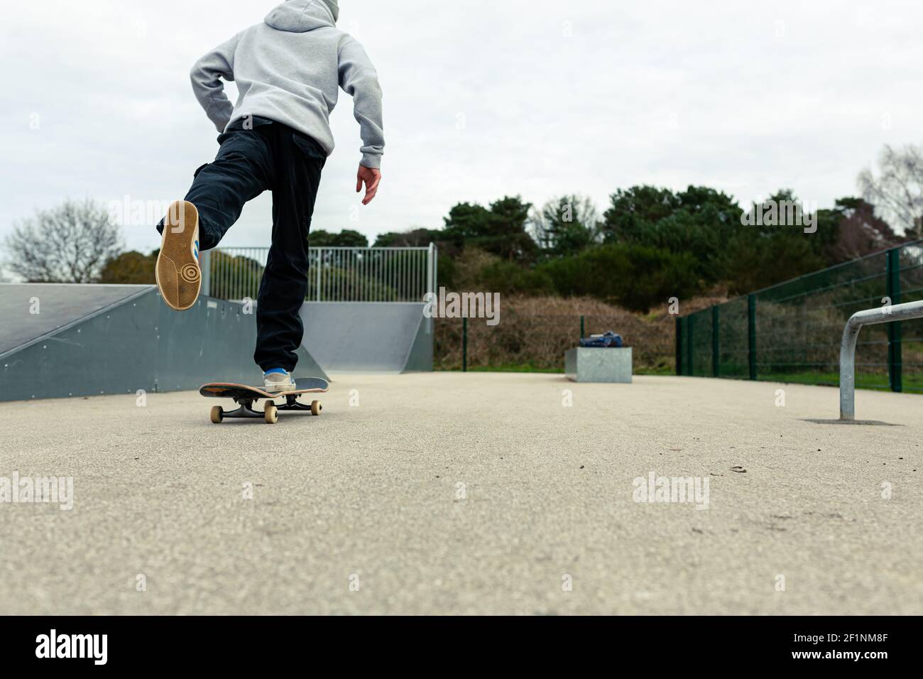 Pratica di skateboard concetto di stile di vita attivo di Skatepark Extreme Sports Freestyle Foto Stock