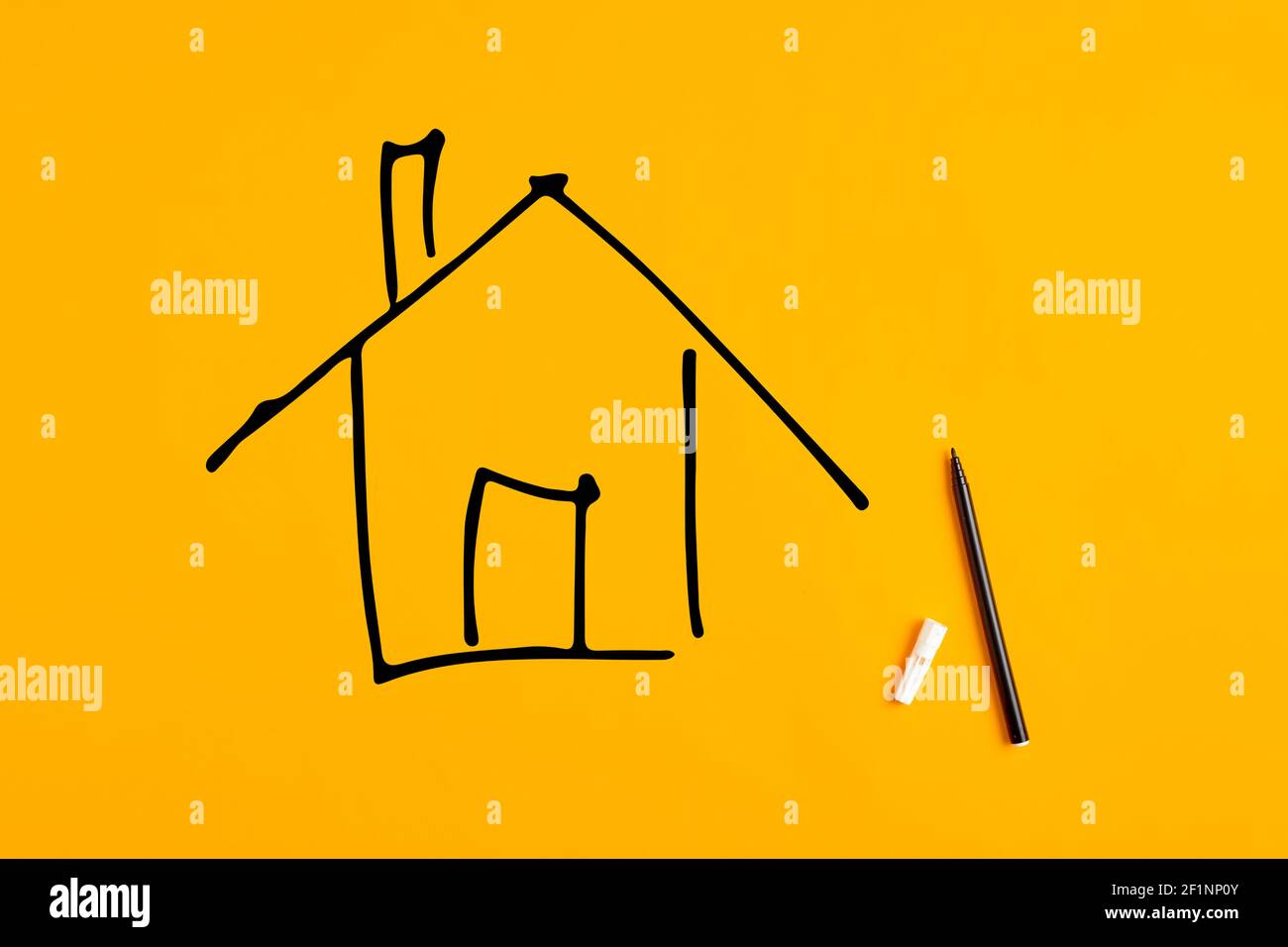 Disegno a mano di una casa o di uno schizzo iniziale con un pennarello su sfondo giallo. Foto Stock