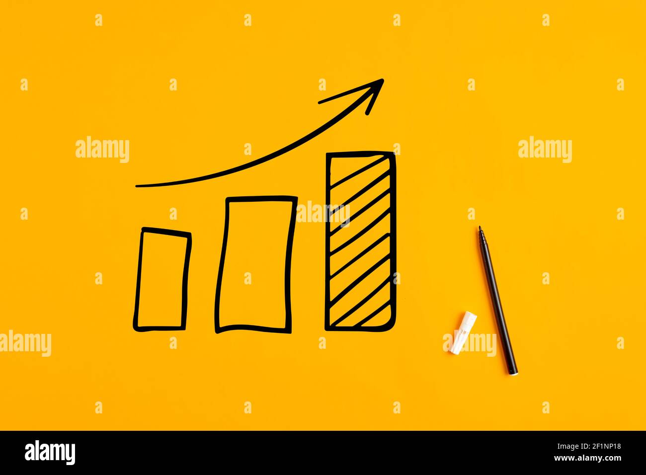 Grafico finanziario statistico disegnato a mano che prevede una crescita o un miglioramento economico finanziario su sfondo giallo. Foto Stock