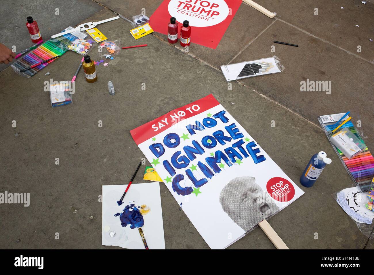 Manifestanti a Trafalgar Square, Londra, il secondo giorno della visita di stato nel Regno Unito da parte del presidente degli Stati Uniti Donald Trump. Il credito fotografico dovrebbe essere: Katie Collins/EMPICS/Alamy Foto Stock