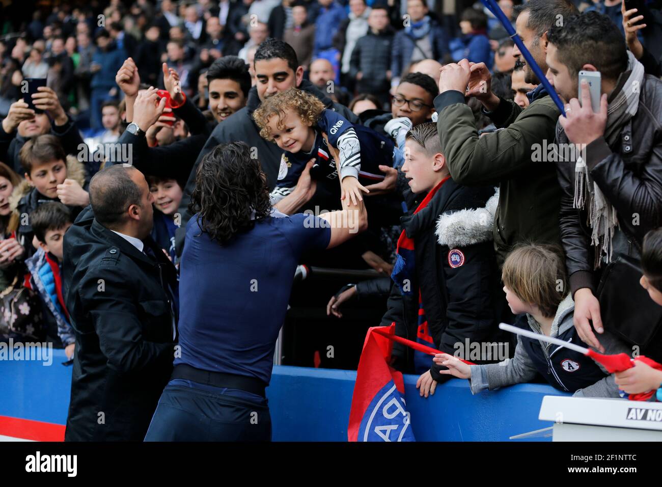 Ederson Roberto Paulo Cavani Gomez (psg) (El Matador) (El Botija) (Florestan) ha preso uno dei suoi bambini in mano durante la partita di calcio del Campionato Francese Ligue 1 tra Parigi Saint Germain e SM Caen il 16 aprile 2016 allo stadio Parc des Princes di Parigi, Francia - Foto Stephane Allaman / DPPI Foto Stock