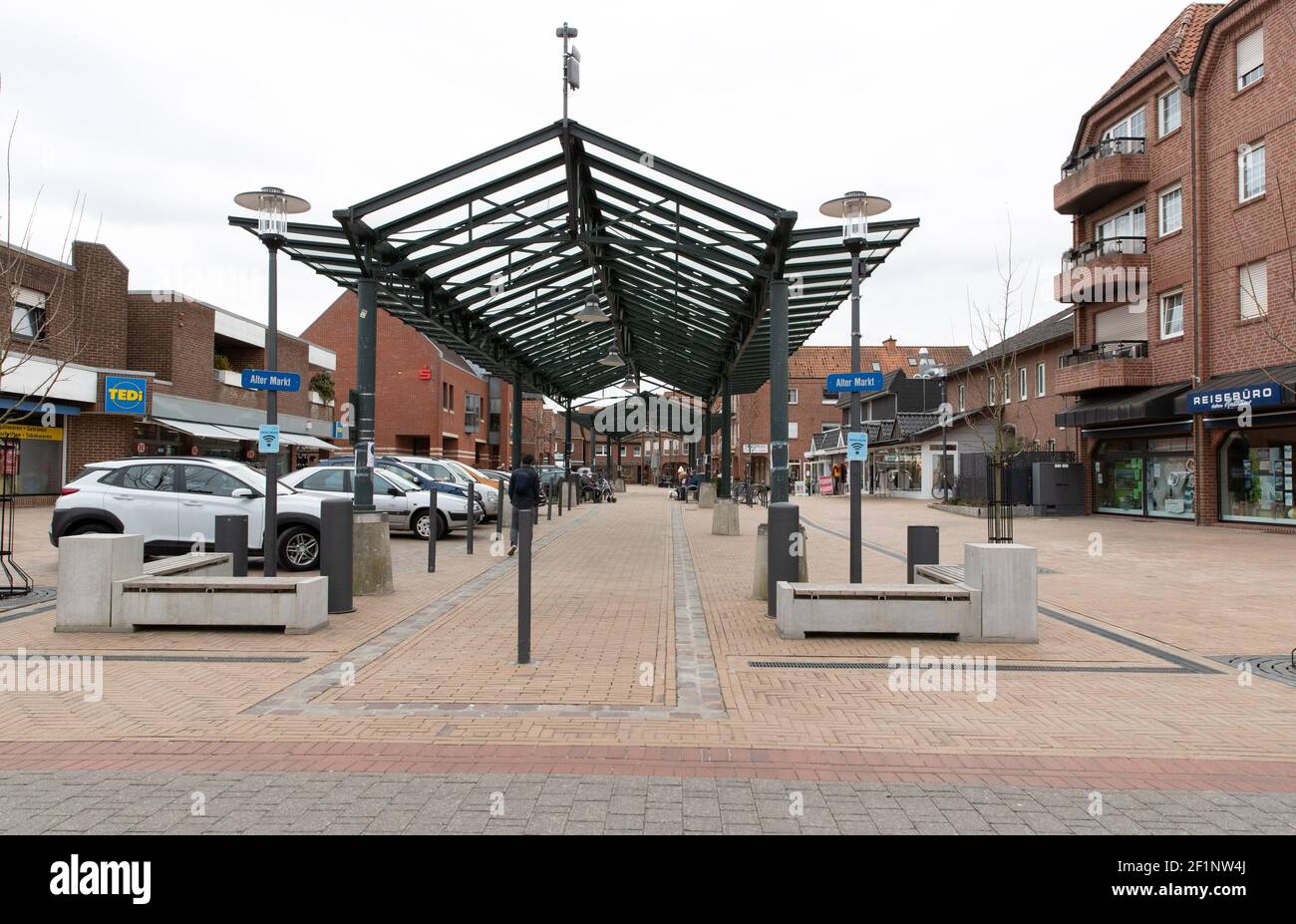 Haren, Germania. 8 marzo 2021. Vista della zona pedonale (Alter Markt). Haren (EMS) fu occupata dalla Polonia dal 1945 al 1948, anche se la Polonia stessa non era una potenza di occupazione in Germania. Haren' divenne 'aczków' per tre anni. Come questo è venuto e come è stata la vita in questa enclave polacca è illuminato dalla mostra 'Haren/Maczków 45/48'. Credit: Friso Gentsch/dpa/Alamy Live News Foto Stock