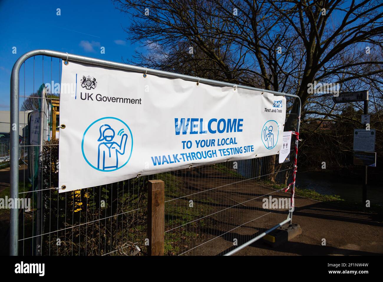 Banner "Benvenuti nel sito di test locale". Centro di test Covid 19. Belton Lane e Queen Elizabeth Park. Grantham, Lincolnshire, Inghilterra. Foto Stock
