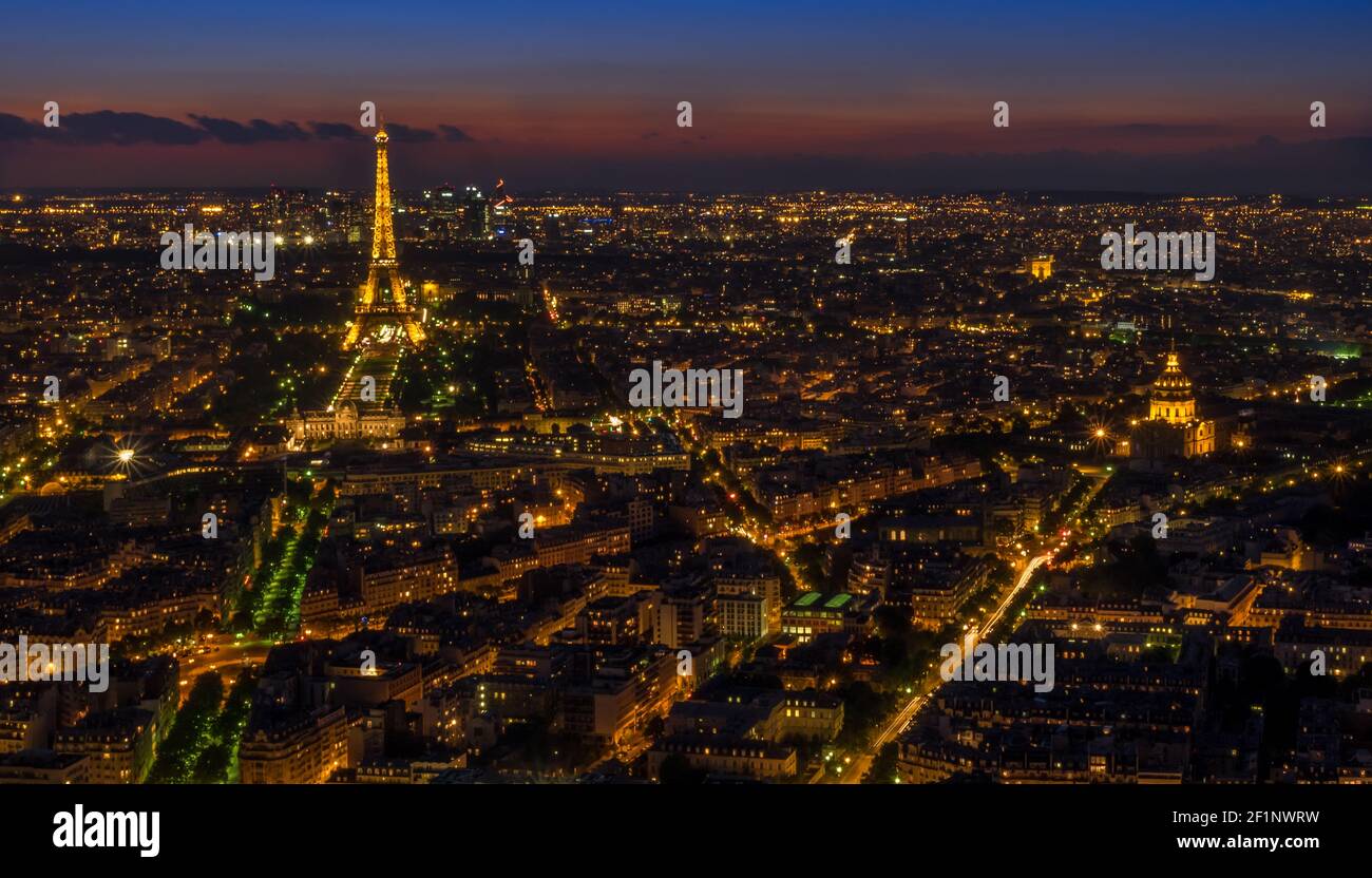 La città di Parigi Francia, di notte dal 5nono piano dell'edificio Tour Montparnasse che si affaccia sulla Torre Eiffel e altri punti di riferimento di Parigi. Foto Stock