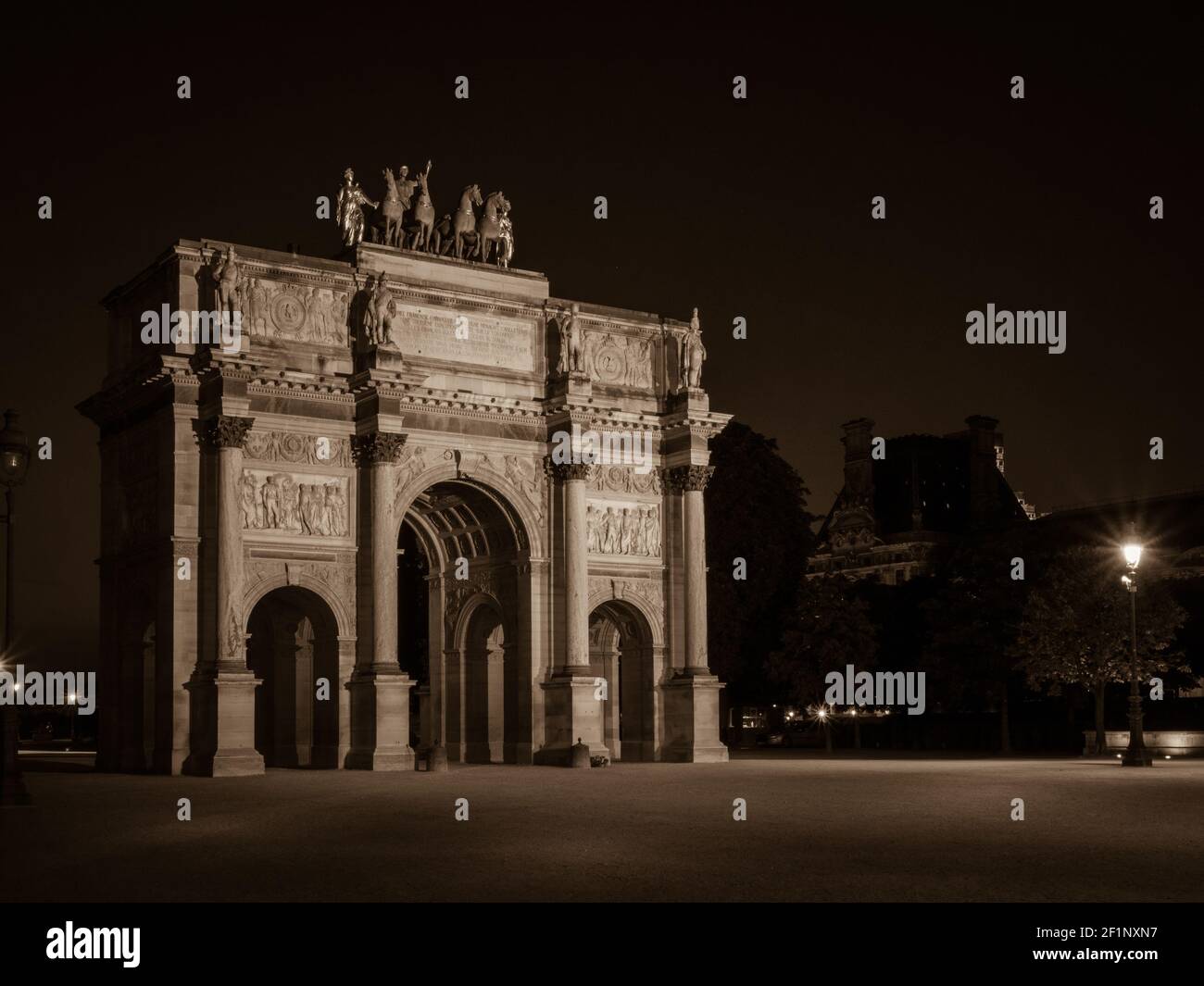 L'Arc de Triomphe du Carrousel si trova vicino al Louvre a Parigi, in Francia, per commemorare Napoleone. Foto Stock