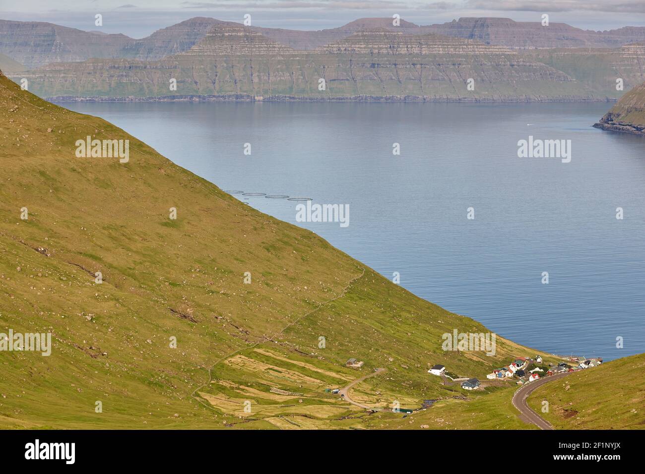 Tradizionale paesaggio faroese. Fiordo di Eysturoy, Elduvik. Isole Faroe Foto Stock