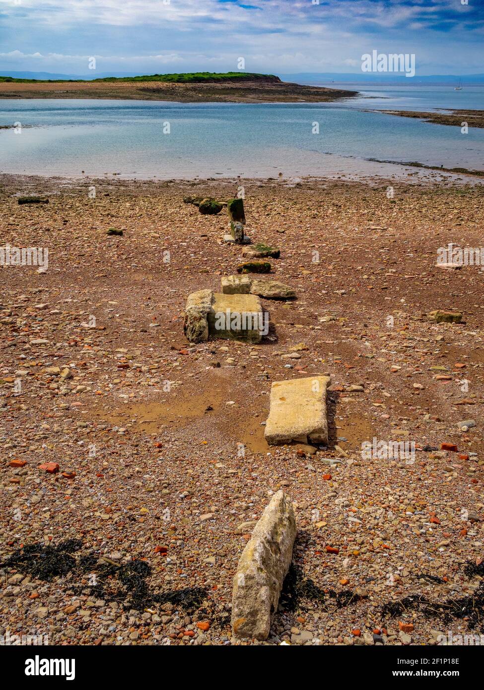La spiaggia si affaccia su Sully Island nel Galles del Sud Foto Stock