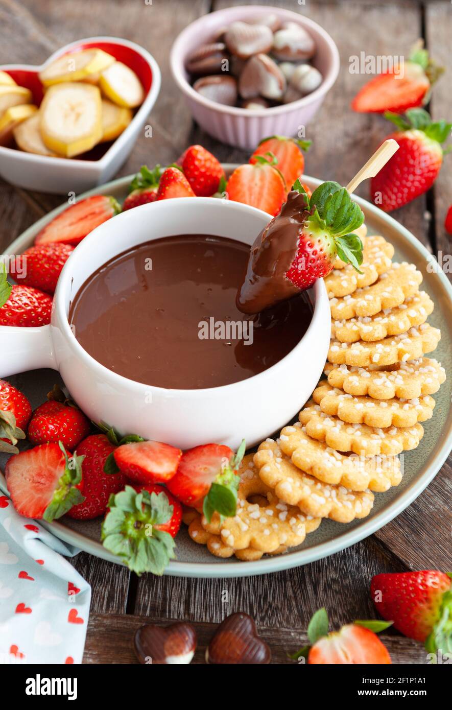 Fonduta di cioccolato con fragole fresche Foto Stock