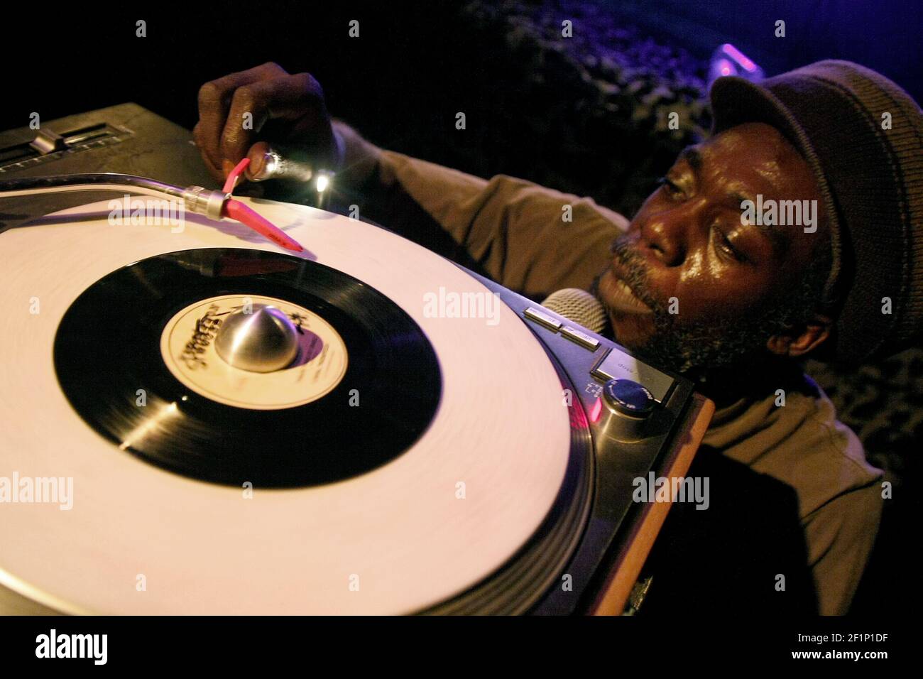 Michael Bunel / le Pictorium - Joseph Smith, conosciuto con il nome di scena Aba Shanti-i - 29/05/2011 - Francia - Joseph Smith, conosciuto come il palcoscenico di Aba Shanti-i, è un operatore e produttore britannico di sistemi audio. Nato nel distretto londinese di Hackney, è uno specialista in dub e reggae. Ha partecipato al Notting Hill Carnival dal 1993 ed è stato vincitore del DJ Magazine's Disc Jockey Award. 29 maggio 2011. Parigi, Francia. Foto Stock