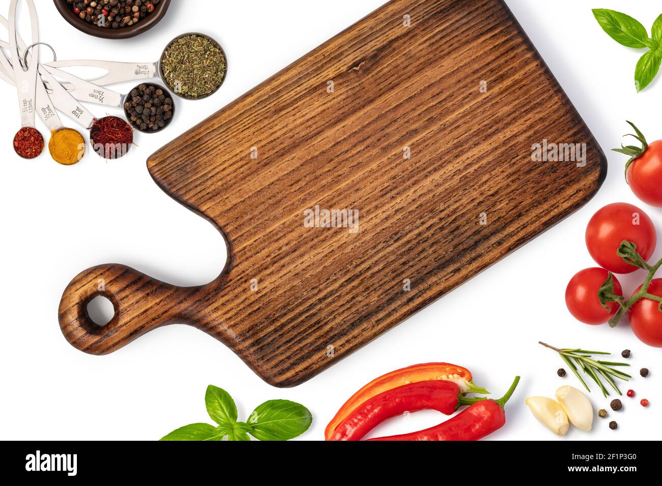 Composizione con tagliere e ingredienti per cucinare Foto Stock