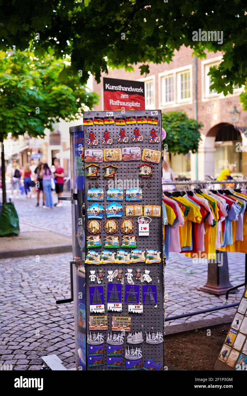 Colorato chiosco di souvenir, che espone souvenir di Düsseldorf nella famosa zona turistica della città vecchia di Düsseldorf. Foto Stock