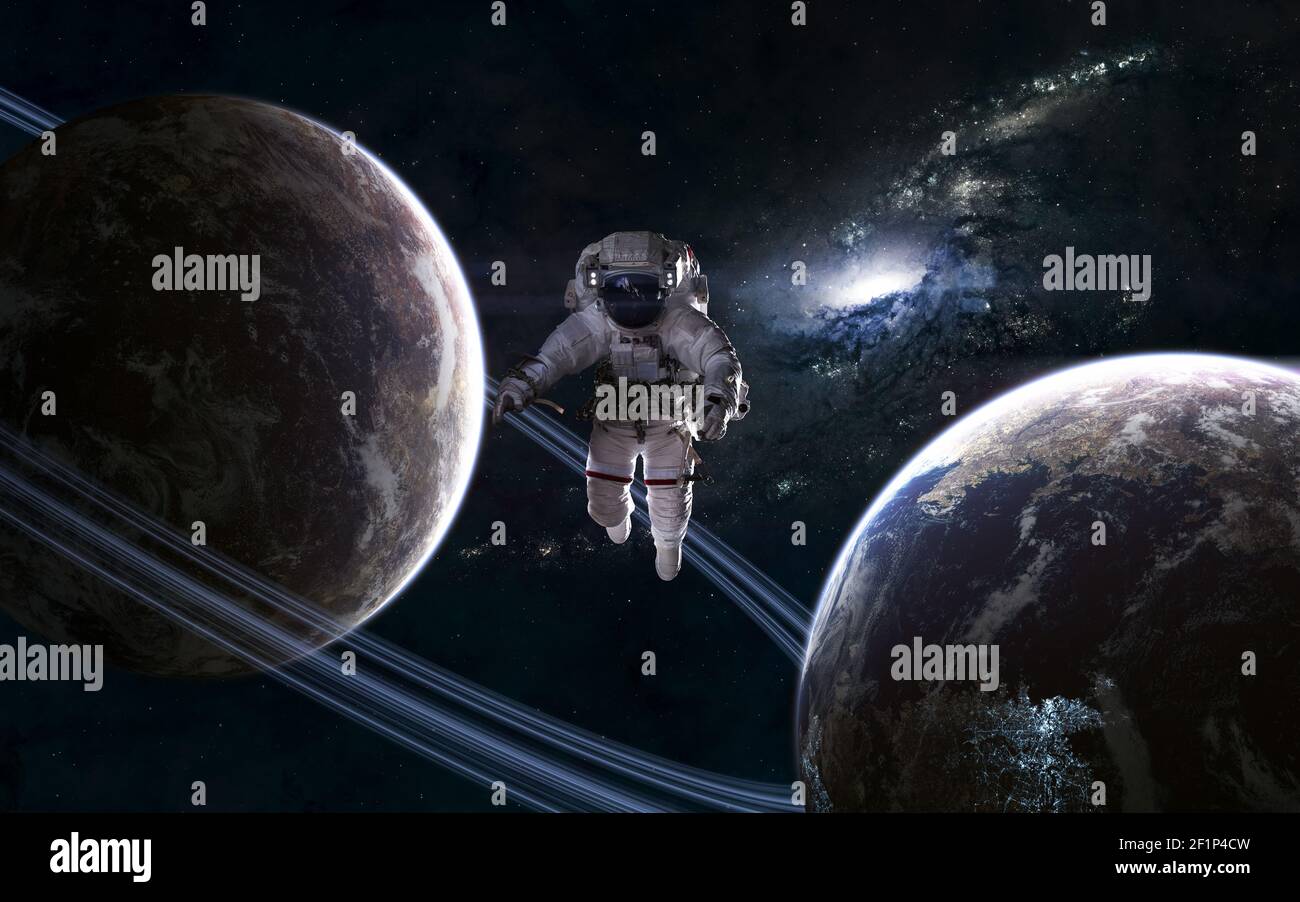 Astronauta nello spazio. Pianeti sullo sfondo della galassia Foto Stock