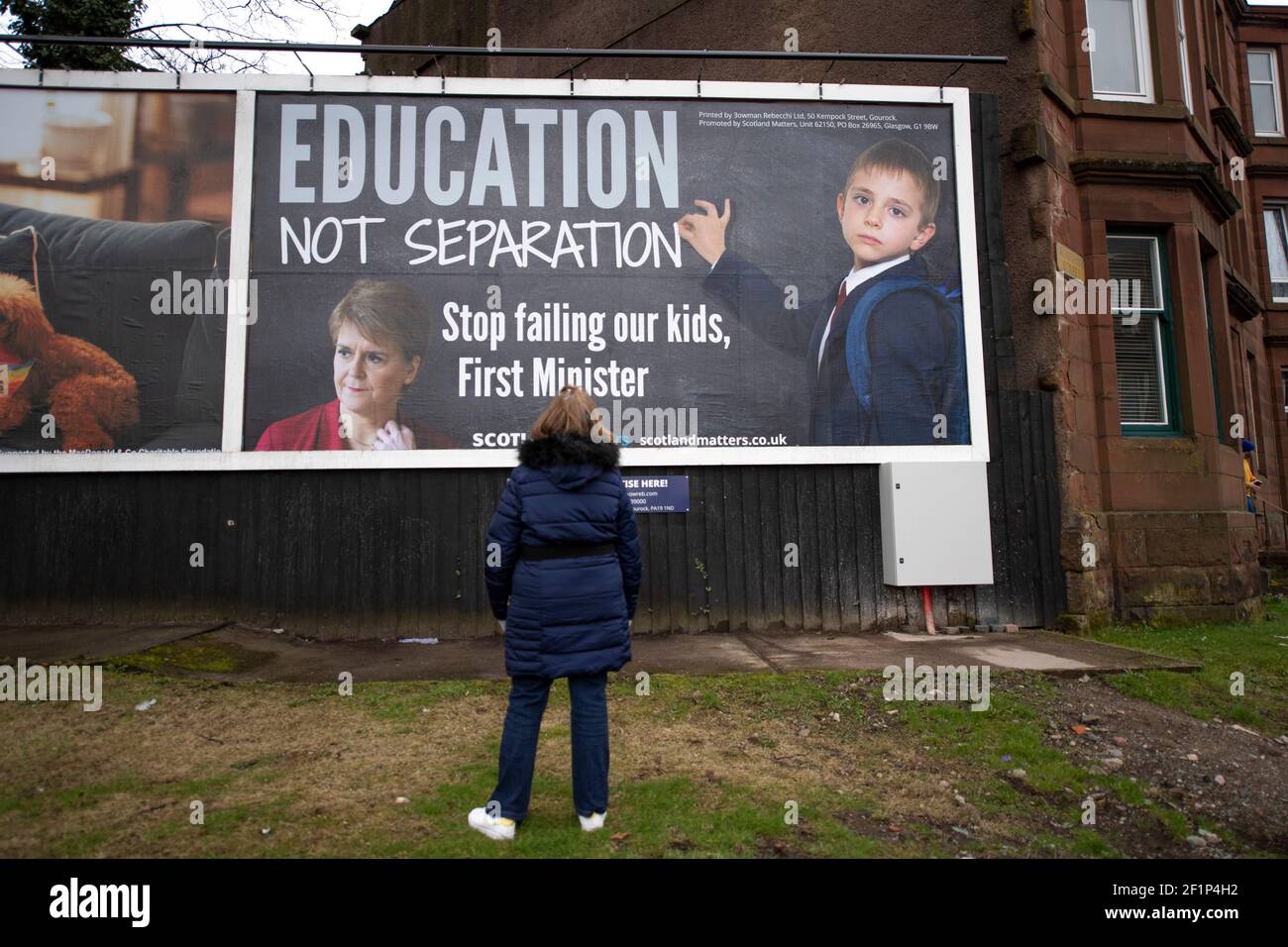 Greenock, Scozia, Regno Unito. 9 marzo 2021. Nella foto: Un enorme messaggio da affissione al primo ministro scozzese, Nicola Sturgeon, è apparso su una strada trafficata nel mezzo di Greenock, Inverclyde. Il messaggio dice: "ISTRUZIONE, NON SEPARAZIONE. SMETTA DI FALLIRE I NOSTRI FIGLI, PRIMO MINISTRO." Ciò è stato fatto da maggioranza Media Ltd che stanno facendo campagna per Nicola Sturgeon per dimettersi sulle sue mancanze nel governo. Credit: Colin Fisher/Alamy Live News Foto Stock
