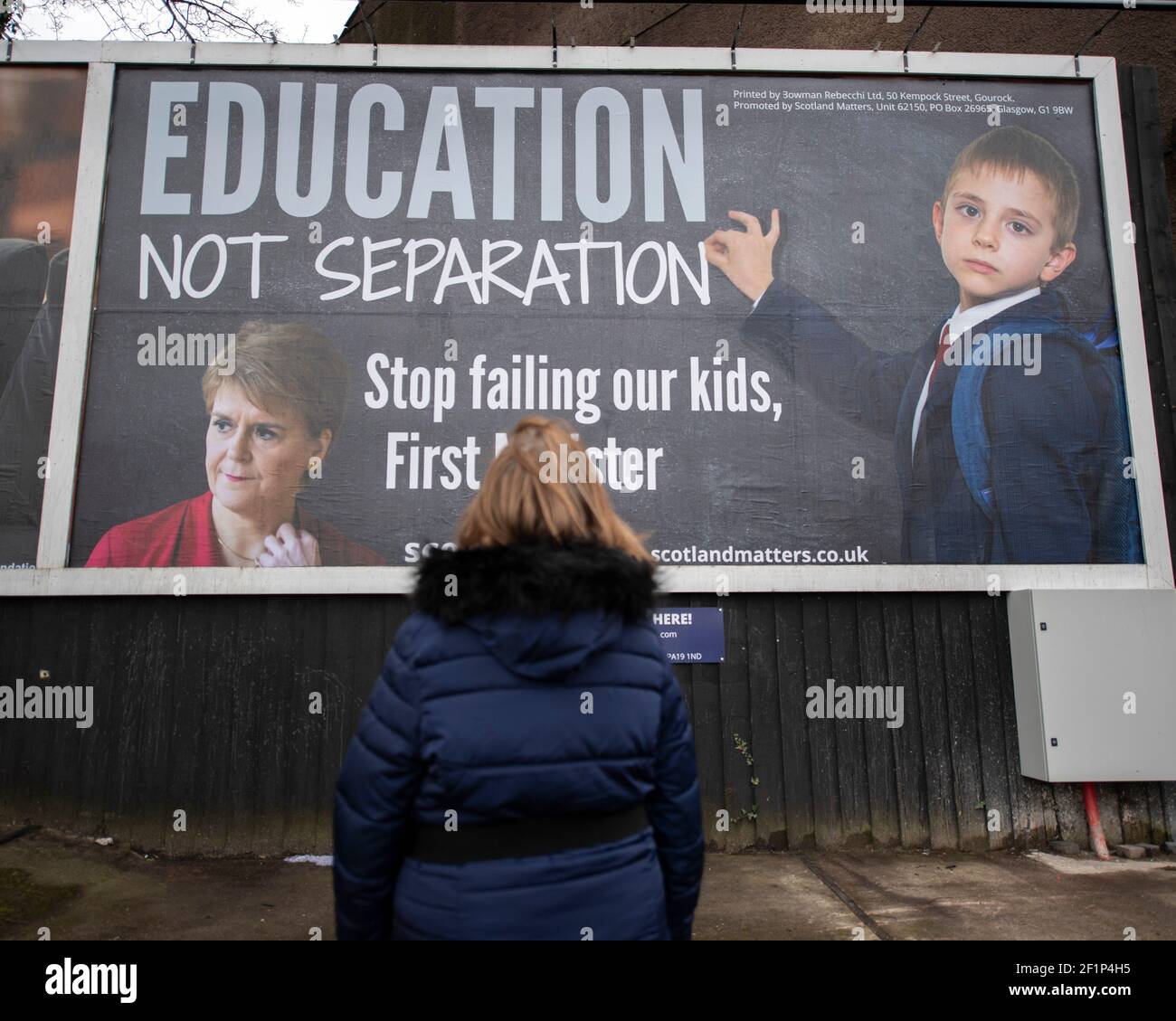 Greenock, Scozia, Regno Unito. 9 marzo 2021. Nella foto: Un enorme messaggio da affissione al primo ministro scozzese, Nicola Sturgeon, è apparso su una strada trafficata nel mezzo di Greenock, Inverclyde. Il messaggio dice: "ISTRUZIONE, NON SEPARAZIONE. SMETTA DI FALLIRE I NOSTRI FIGLI, PRIMO MINISTRO." Ciò è stato fatto da maggioranza Media Ltd che stanno facendo campagna per Nicola Sturgeon per dimettersi sulle sue mancanze nel governo. Credit: Colin Fisher/Alamy Live News Foto Stock