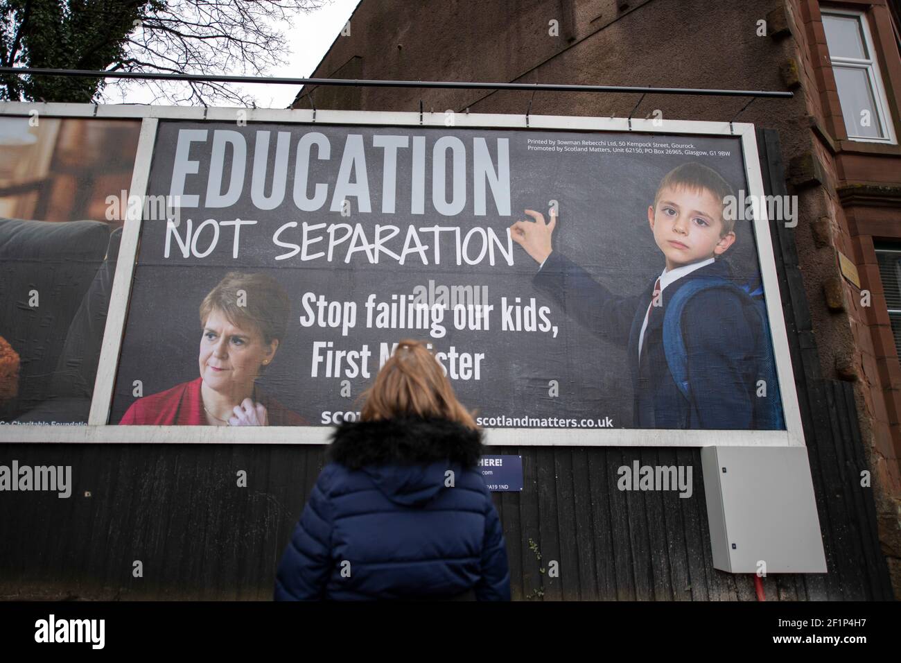 Greenock, Scozia, Regno Unito. 9 marzo 2021. Nella foto: Un enorme messaggio da affissione al primo ministro scozzese, Nicola Sturgeon, è apparso su una strada trafficata nel mezzo di Greenock, Inverclyde. Il messaggio dice: "ISTRUZIONE, NON SEPARAZIONE. SMETTA DI FALLIRE I NOSTRI FIGLI, PRIMO MINISTRO." Ciò è stato fatto da maggioranza Media Ltd che stanno facendo campagna per Nicola Sturgeon per dimettersi sulle sue mancanze nel governo. Credit: Colin Fisher/Alamy Live News Foto Stock