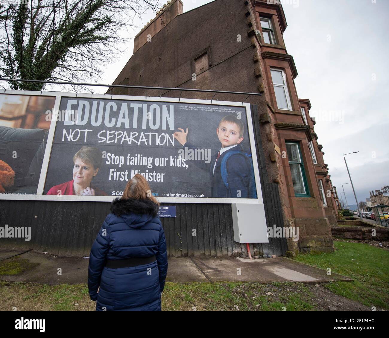Greenock, Scozia, Regno Unito. 9 marzo 2021. Nella foto: Un enorme messaggio da affissione al primo ministro scozzese, Nicola Sturgeon, è apparso su una strada trafficata nel mezzo di Greenock, Inverclyde. Il messaggio dice: "ISTRUZIONE, NON SEPARAZIONE. SMETTA DI FALLIRE I NOSTRI FIGLI, PRIMO MINISTRO." Ciò è stato fatto da maggioranza Media Ltd che stanno facendo campagna per Nicola Sturgeon per dimettersi sulle sue mancanze nel governo. Credit: Colin Fisher/Alamy Live News Foto Stock