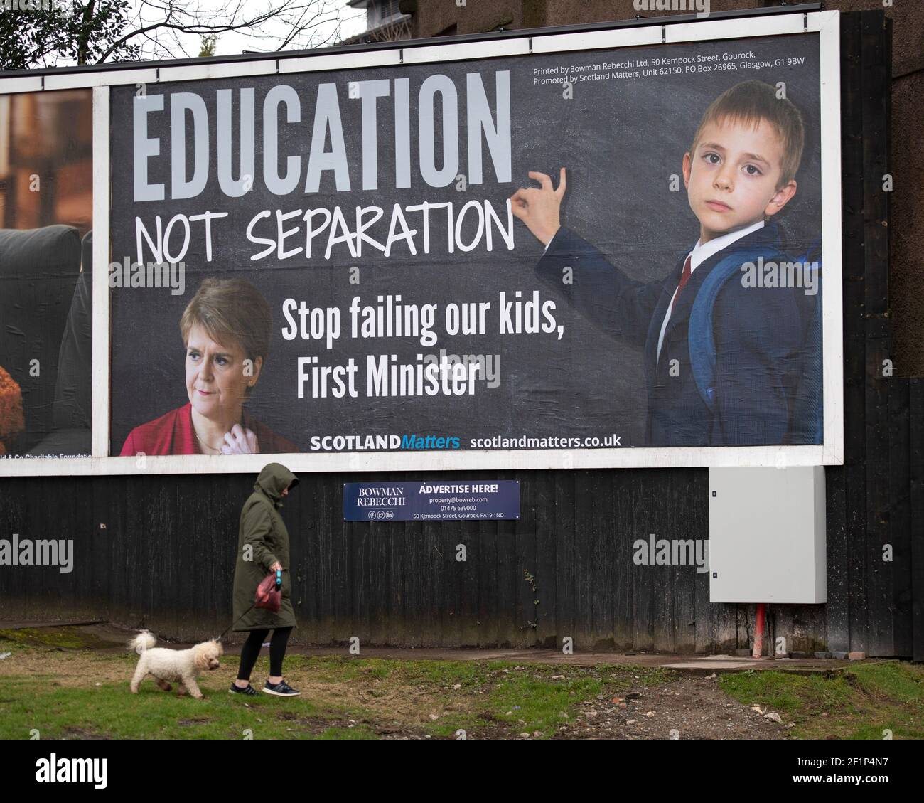 Greenock, Scozia, Regno Unito. 9 marzo 2021. Nella foto: Un enorme messaggio da affissione al primo ministro scozzese, Nicola Sturgeon, è apparso su una strada trafficata nel mezzo di Greenock, Inverclyde. Il messaggio dice: "ISTRUZIONE, NON SEPARAZIONE. SMETTA DI FALLIRE I NOSTRI FIGLI, PRIMO MINISTRO." Ciò è stato fatto da maggioranza Media Ltd che stanno facendo campagna per Nicola Sturgeon per dimettersi sulle sue mancanze nel governo. Credit: Colin Fisher/Alamy Live News Foto Stock