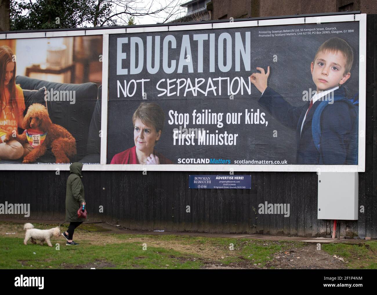 Greenock, Scozia, Regno Unito. 9 marzo 2021. Nella foto: Un enorme messaggio da affissione al primo ministro scozzese, Nicola Sturgeon, è apparso su una strada trafficata nel mezzo di Greenock, Inverclyde. Il messaggio dice: "ISTRUZIONE, NON SEPARAZIONE. SMETTA DI FALLIRE I NOSTRI FIGLI, PRIMO MINISTRO." Ciò è stato fatto da maggioranza Media Ltd che stanno facendo campagna per Nicola Sturgeon per dimettersi sulle sue mancanze nel governo. Credit: Colin Fisher/Alamy Live News Foto Stock
