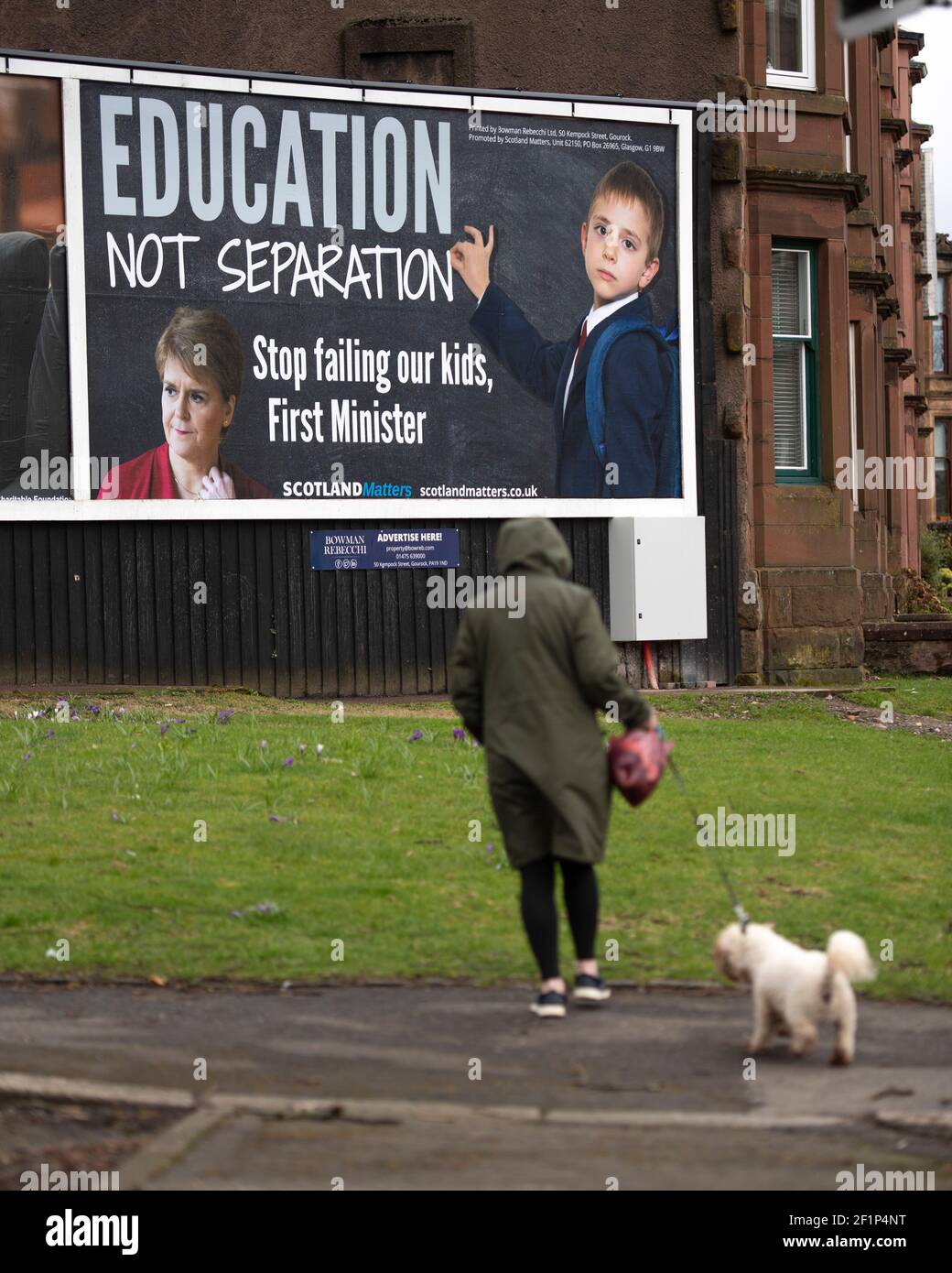 Greenock, Scozia, Regno Unito. 9 marzo 2021. Nella foto: Un enorme messaggio da affissione al primo ministro scozzese, Nicola Sturgeon, è apparso su una strada trafficata nel mezzo di Greenock, Inverclyde. Il messaggio dice: "ISTRUZIONE, NON SEPARAZIONE. SMETTA DI FALLIRE I NOSTRI FIGLI, PRIMO MINISTRO." Ciò è stato fatto da maggioranza Media Ltd che stanno facendo campagna per Nicola Sturgeon per dimettersi sulle sue mancanze nel governo. Credit: Colin Fisher/Alamy Live News Foto Stock