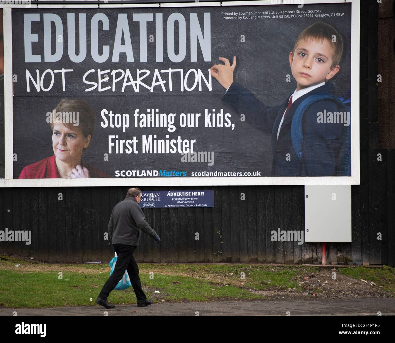 Greenock, Scozia, Regno Unito. 9 marzo 2021. Nella foto: Un enorme messaggio da affissione al primo ministro scozzese, Nicola Sturgeon, è apparso su una strada trafficata nel mezzo di Greenock, Inverclyde. Il messaggio dice: "ISTRUZIONE, NON SEPARAZIONE. SMETTA DI FALLIRE I NOSTRI FIGLI, PRIMO MINISTRO." Ciò è stato fatto da maggioranza Media Ltd che stanno facendo campagna per Nicola Sturgeon per dimettersi sulle sue mancanze nel governo. Credit: Colin Fisher/Alamy Live News Foto Stock