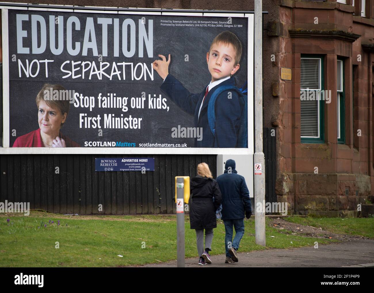 Greenock, Scozia, Regno Unito. 9 marzo 2021. Nella foto: Un enorme messaggio da affissione al primo ministro scozzese, Nicola Sturgeon, è apparso su una strada trafficata nel mezzo di Greenock, Inverclyde. Il messaggio dice: "ISTRUZIONE, NON SEPARAZIONE. SMETTA DI FALLIRE I NOSTRI FIGLI, PRIMO MINISTRO." Ciò è stato fatto da maggioranza Media Ltd che stanno facendo campagna per Nicola Sturgeon per dimettersi sulle sue mancanze nel governo. Credit: Colin Fisher/Alamy Live News Foto Stock