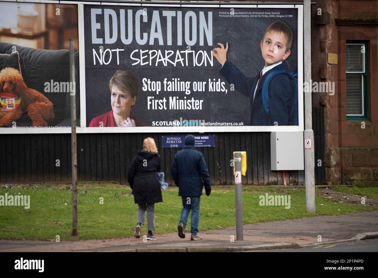 Greenock, Scozia, Regno Unito. 9 marzo 2021. Nella foto: Un enorme messaggio da affissione al primo ministro scozzese, Nicola Sturgeon, è apparso su una strada trafficata nel mezzo di Greenock, Inverclyde. Il messaggio dice: "ISTRUZIONE, NON SEPARAZIONE. SMETTA DI FALLIRE I NOSTRI FIGLI, PRIMO MINISTRO." Ciò è stato fatto da maggioranza Media Ltd che stanno facendo campagna per Nicola Sturgeon per dimettersi sulle sue mancanze nel governo. Credit: Colin Fisher/Alamy Live News Foto Stock