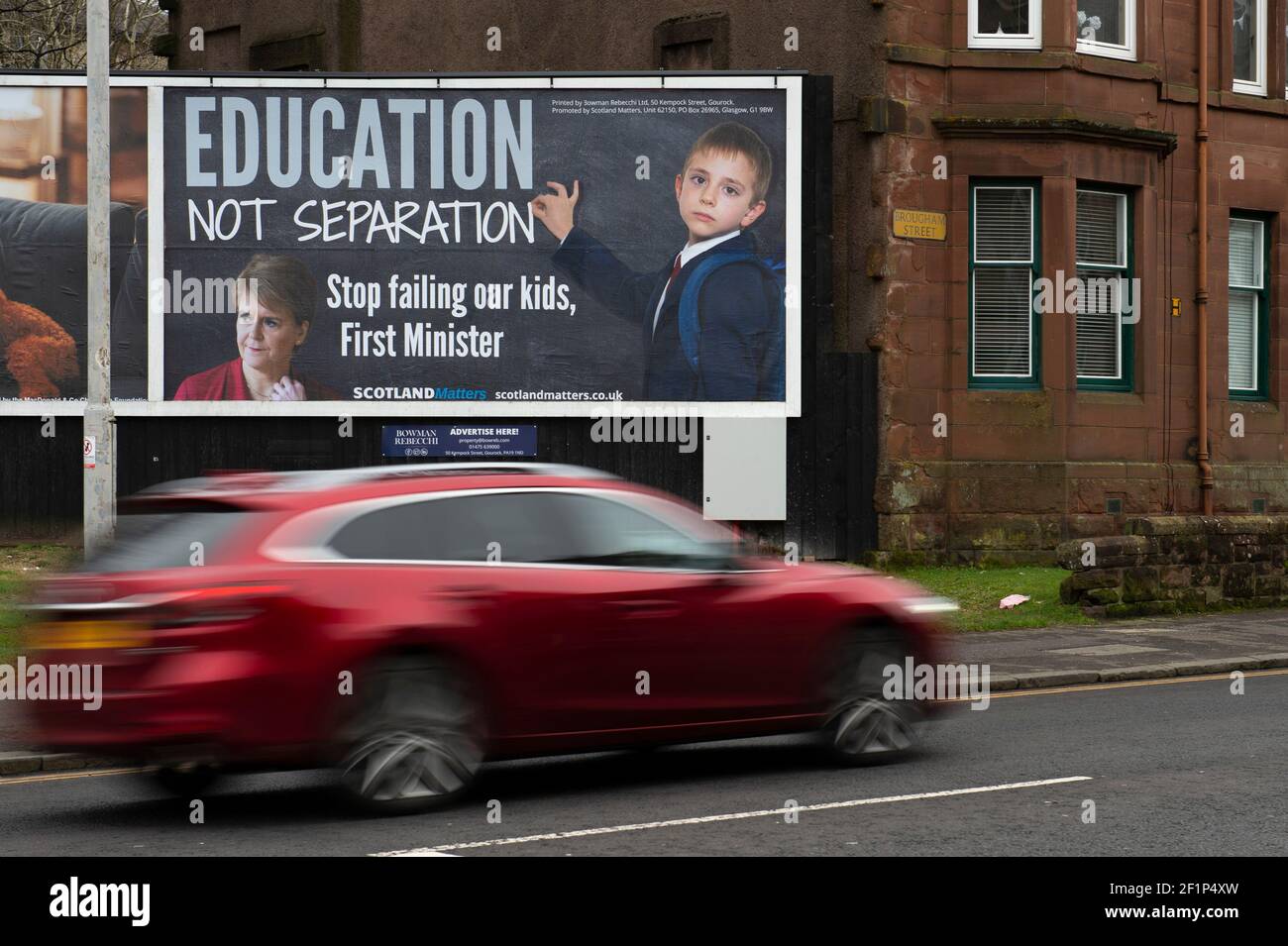 Greenock, Scozia, Regno Unito. 9 marzo 2021. Nella foto: Un enorme messaggio da affissione al primo ministro scozzese, Nicola Sturgeon, è apparso su una strada trafficata nel mezzo di Greenock, Inverclyde. Il messaggio dice: "ISTRUZIONE, NON SEPARAZIONE. SMETTA DI FALLIRE I NOSTRI FIGLI, PRIMO MINISTRO." Ciò è stato fatto da maggioranza Media Ltd che stanno facendo campagna per Nicola Sturgeon per dimettersi sulle sue mancanze nel governo. Credit: Colin Fisher/Alamy Live News Foto Stock